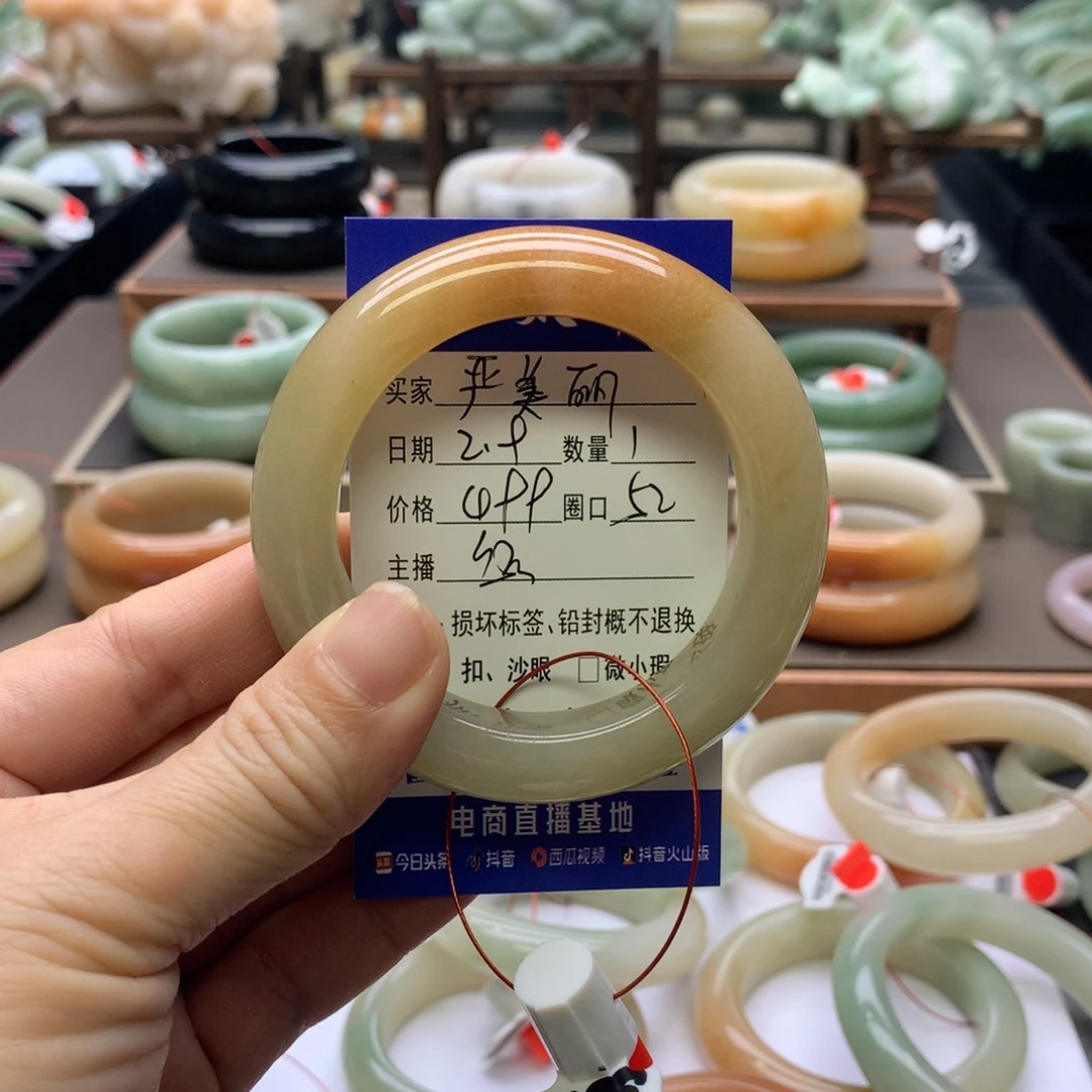 【闪购商品】石英质玉手镯未镶嵌严*丽