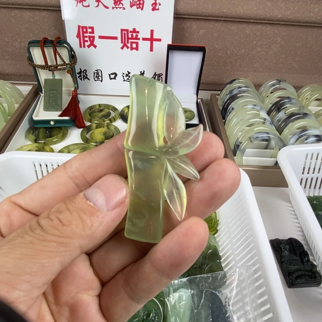 蛇纹石玉未镶嵌颈饰