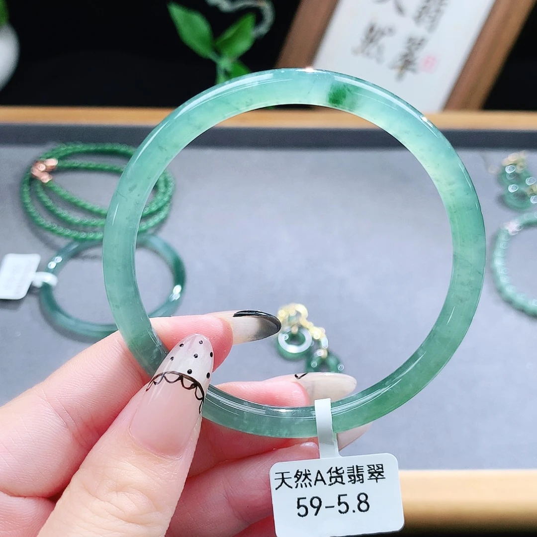 翡翠手镯（圆镯）未镶嵌