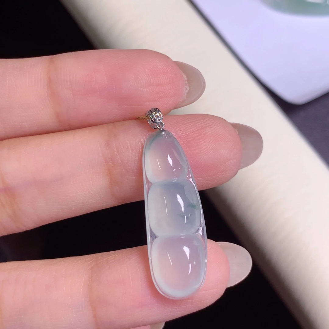 颈饰18K金镶嵌翡翠福豆