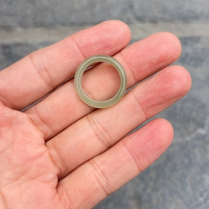 未镶嵌戒圈和田玉