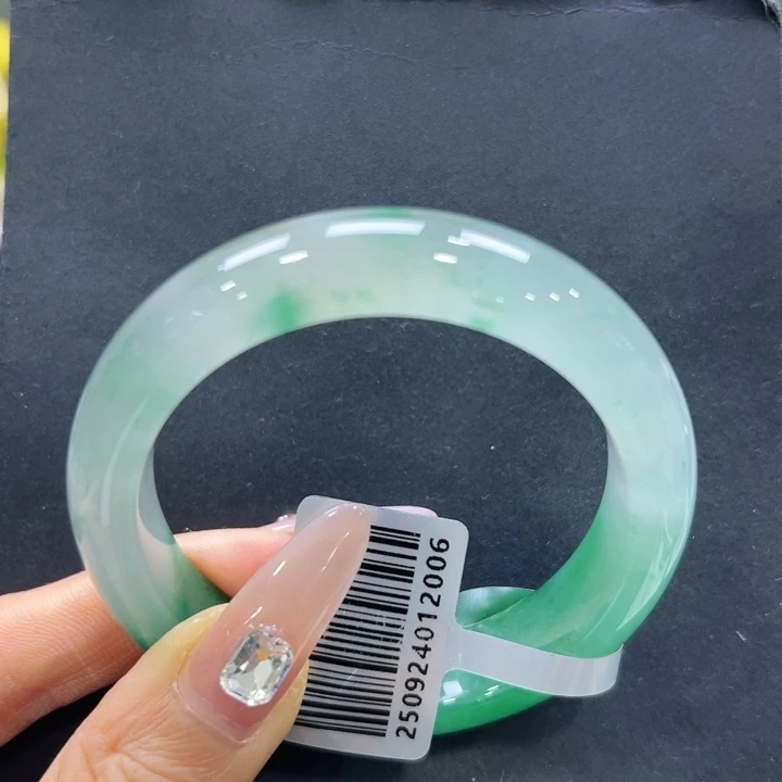 夏***天石英质玉（非洲翠）未镶嵌手镯