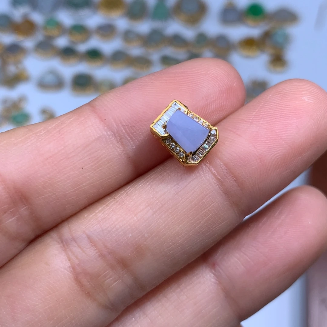 翡翠18K金镶嵌项链紫色无事牌