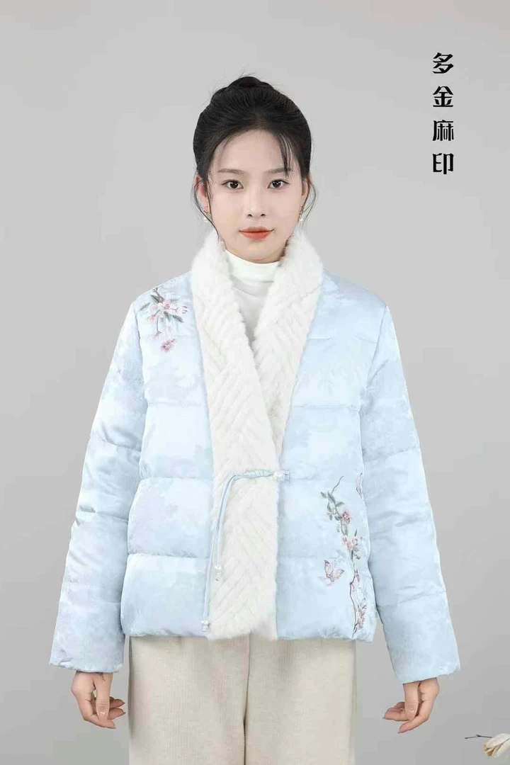 多金麻印24年新款V领梅花刺绣修身国风中式缎面加厚短款羽绒服
