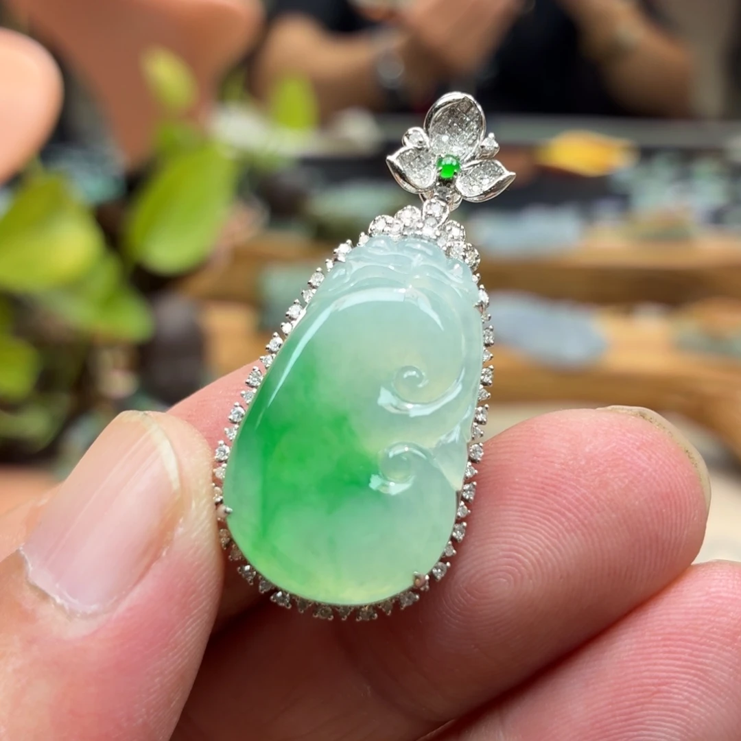 翡翠18K金镶嵌颈饰