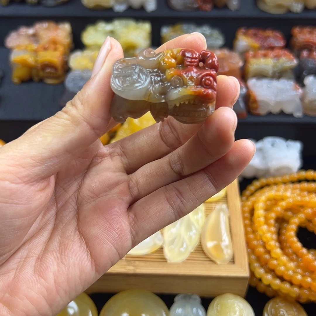 未镶嵌石英质玉（黄龙玉）颈饰