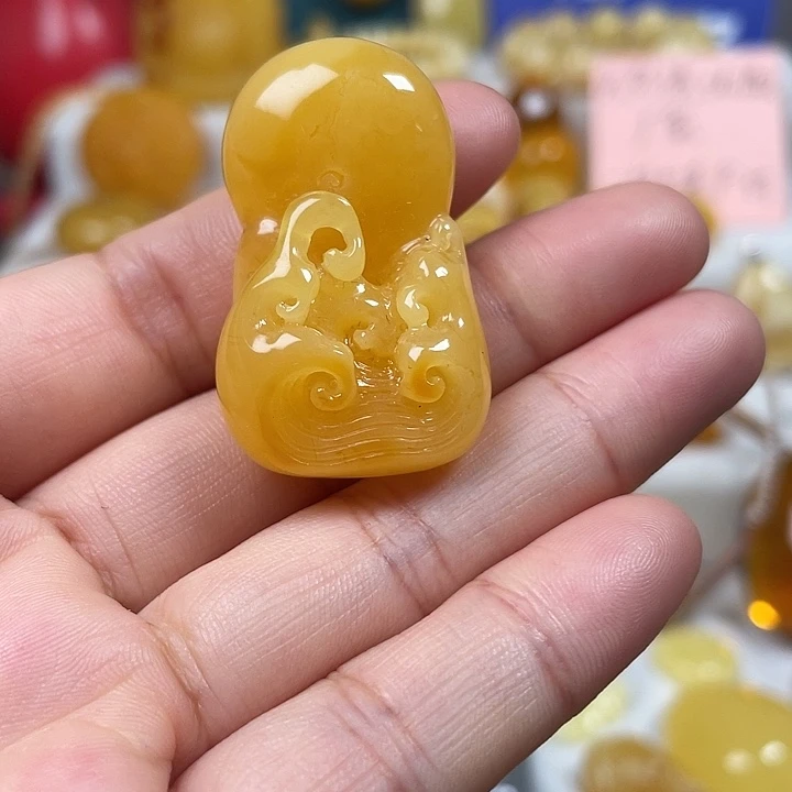 蜜蜡未镶嵌颈饰旭日东升