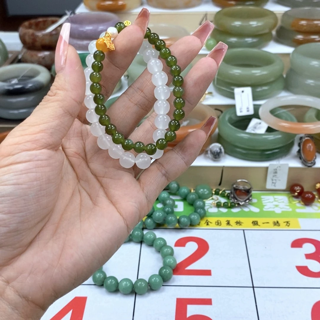 石英质玉手镯未镶嵌少***?