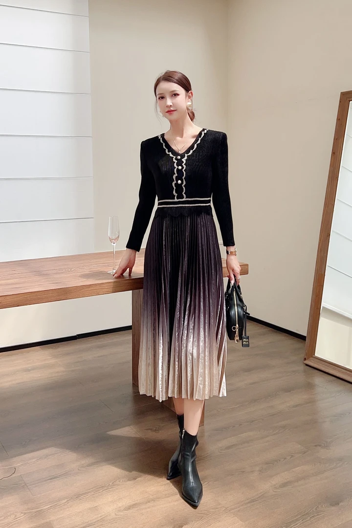 【文文家】SK237金钻绒渐变色收腰V领冬季新款压褶连衣裙