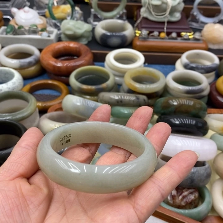 冉***妮手镯石英质玉未镶嵌