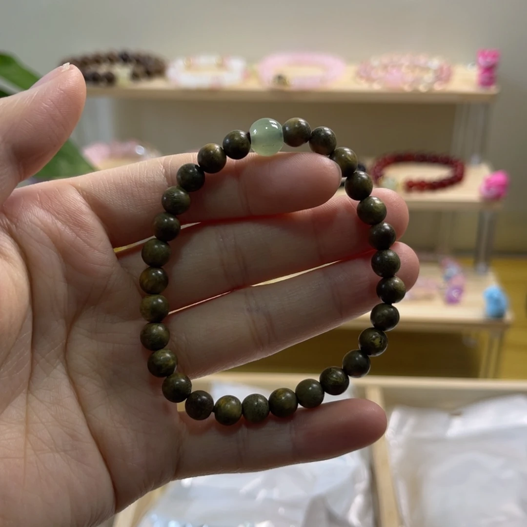 木质手串闻起来淡淡清香