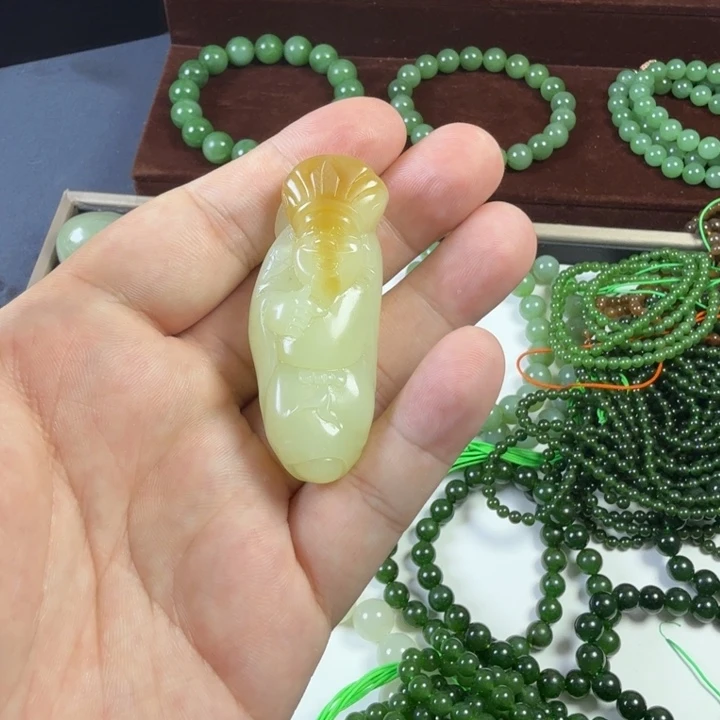 颈饰未镶嵌和田玉（糖玉）
