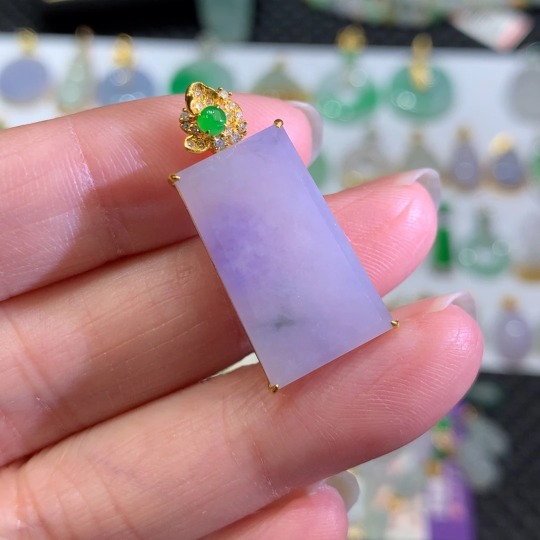 翡翠颈饰18K金镶嵌翡翠吊坠的未镶嵌