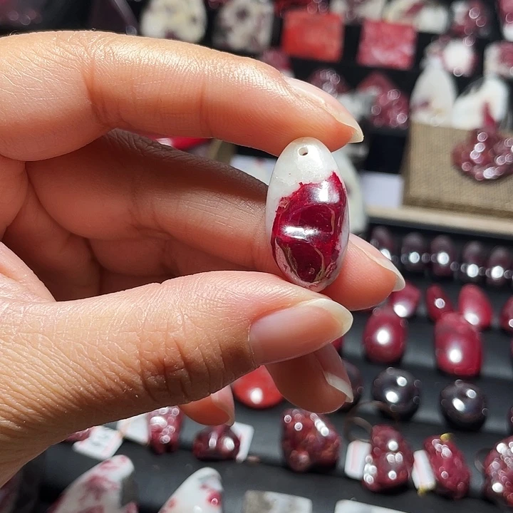 天然辰砂原石晶体吊坠