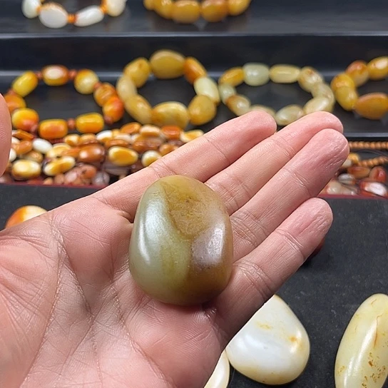 金***华颈饰未镶嵌和田玉
