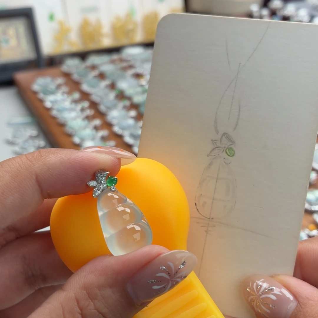 翡翠18K金镶嵌颈饰豆子