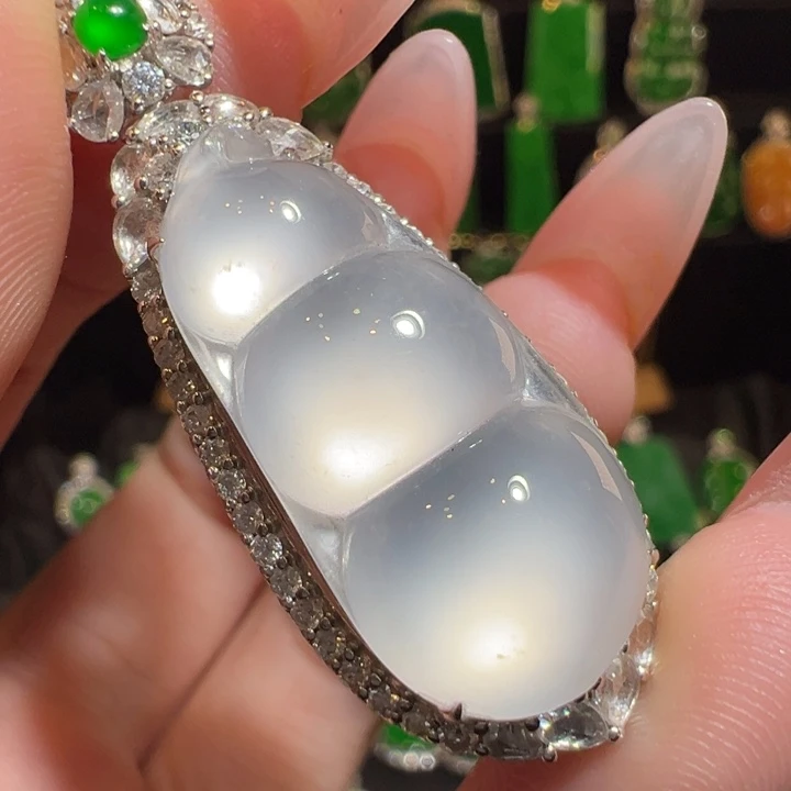 颈饰18K金镶嵌翡翠吊坠