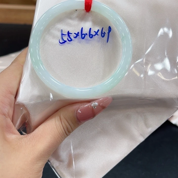 翡翠手镯未镶嵌翡翠