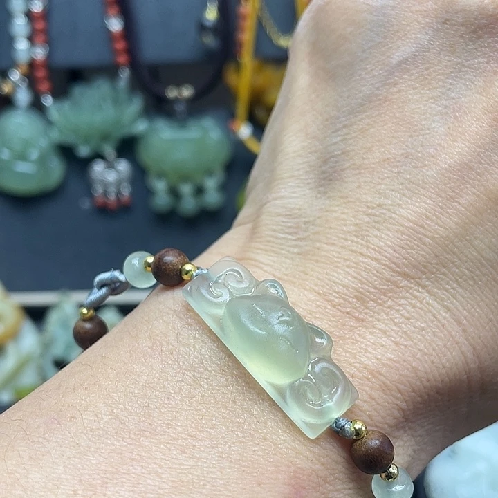 未镶嵌蛇纹石玉颈饰