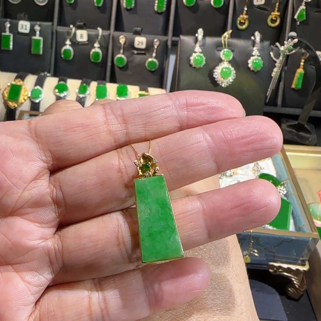 翡翠18K金镶嵌颈饰吊坠