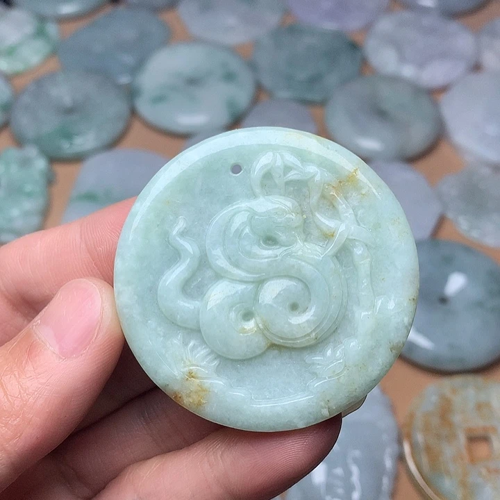 翡翠未镶嵌颈饰蛇牌