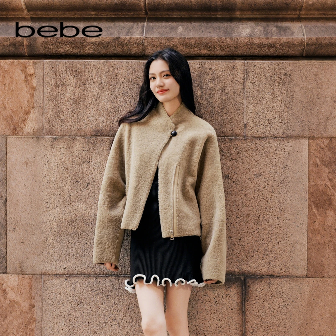 bebe2025新款女士含绵羊毛设计感立领毛绒感短外套402115