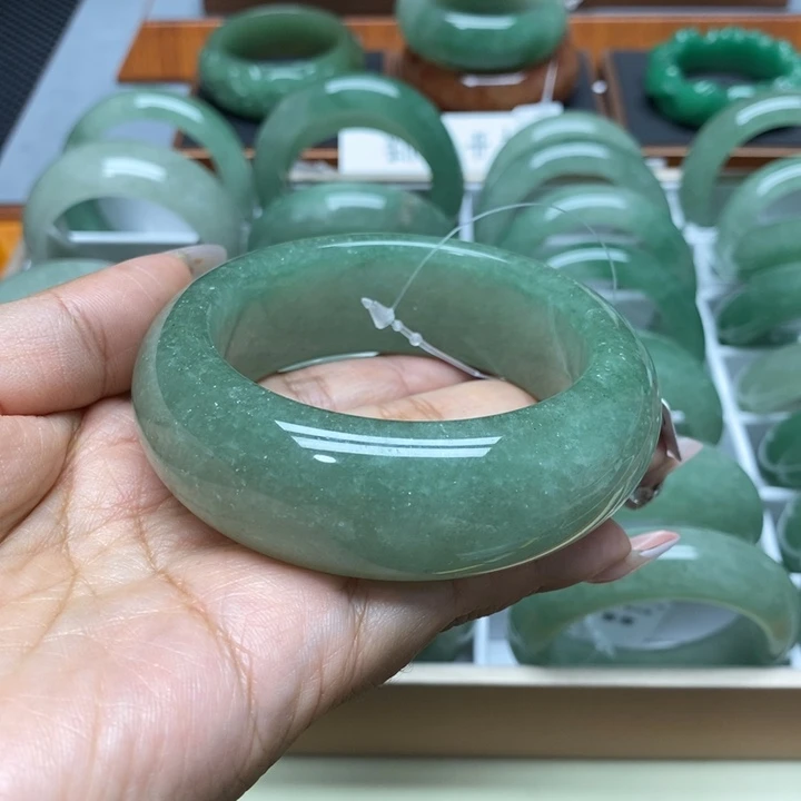 米***宝未镶嵌手镯石英质玉