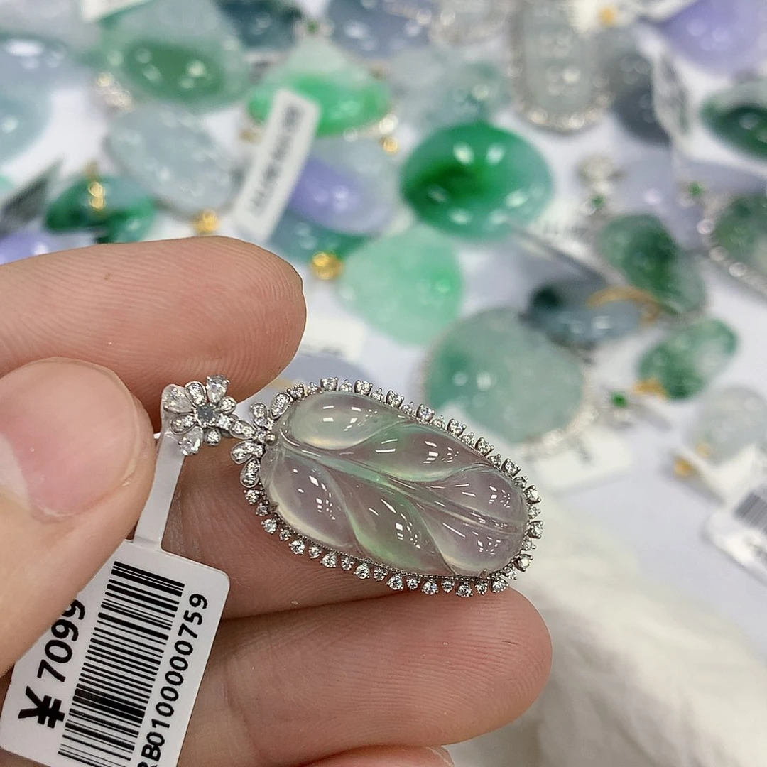 颈饰18K金镶嵌翡翠