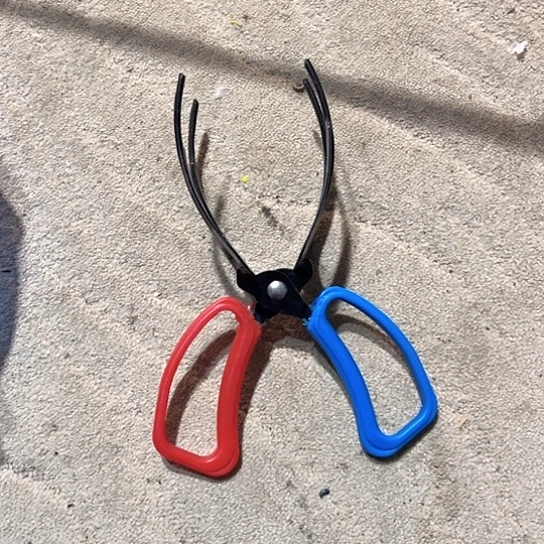 两齿鱼夹子一个。