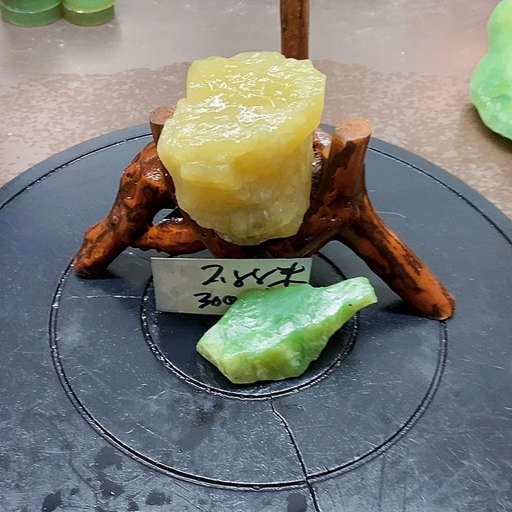 蛇纹石玉原石未镶嵌