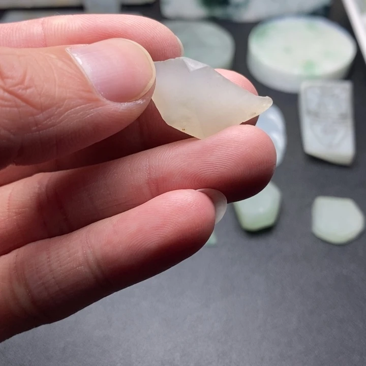 翡翠未镶嵌颈饰翡翠未镶嵌颈饰