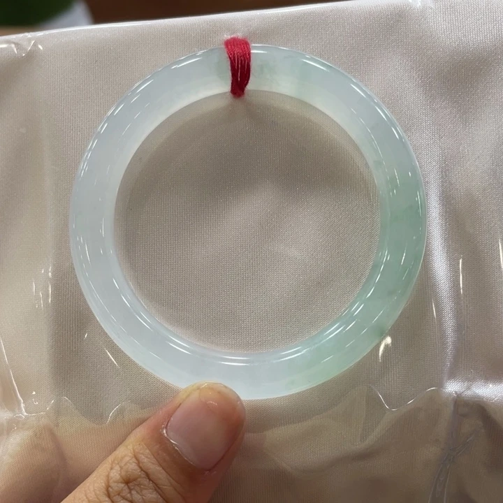 翡翠手镯未镶嵌翡翠