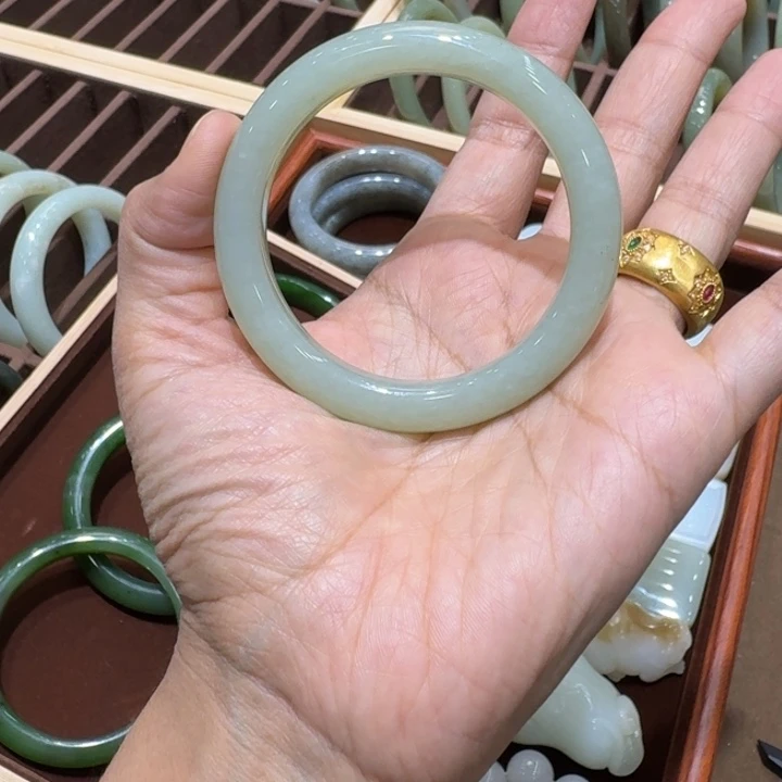 花***开和田玉（糖玉）未镶嵌手镯