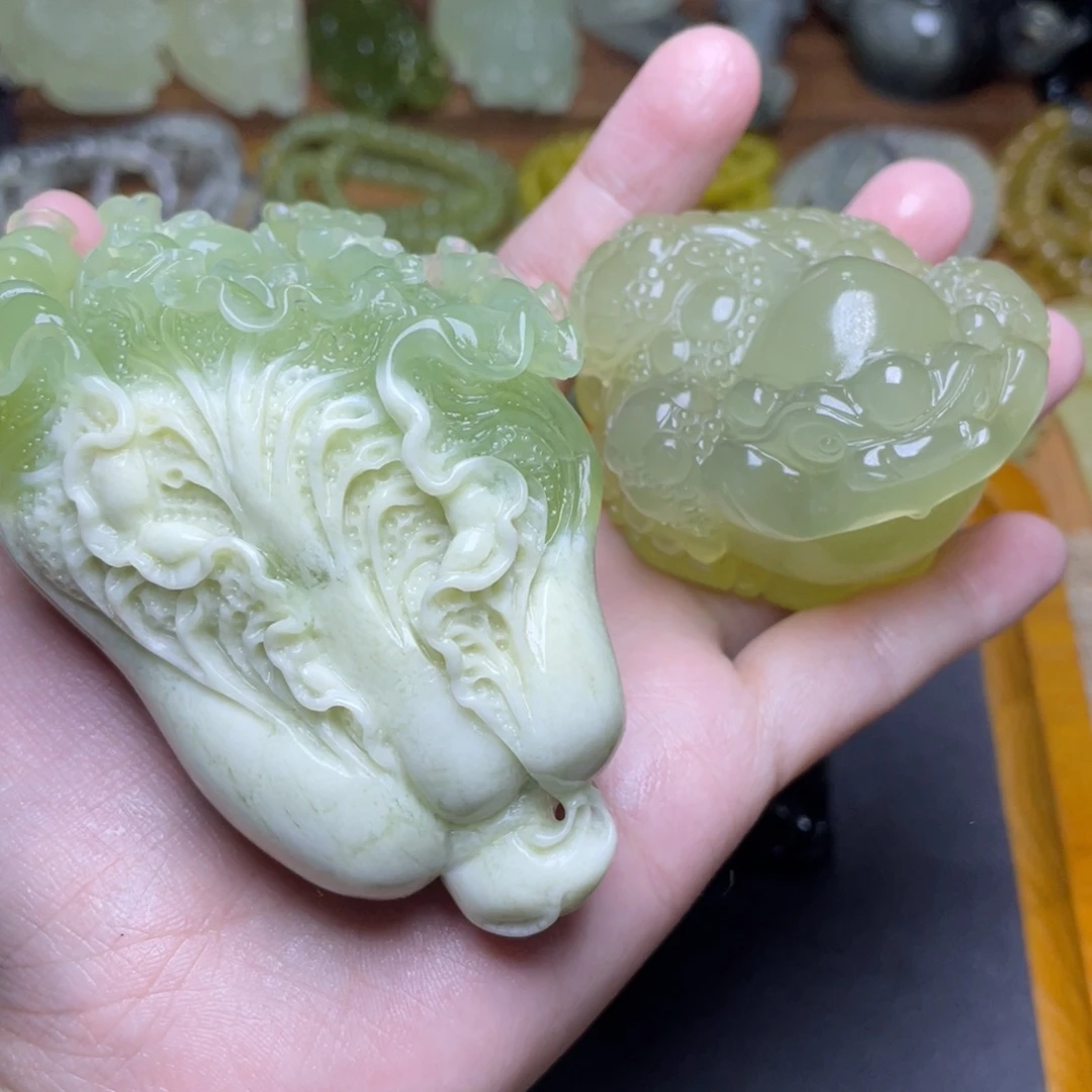 王***昇未镶嵌蛇纹石玉手把件