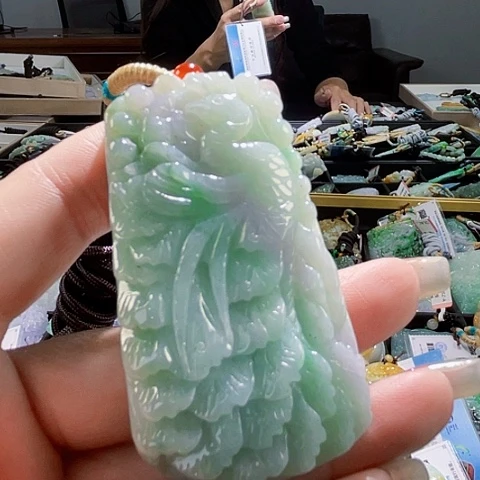 翡翠未镶嵌颈饰一个