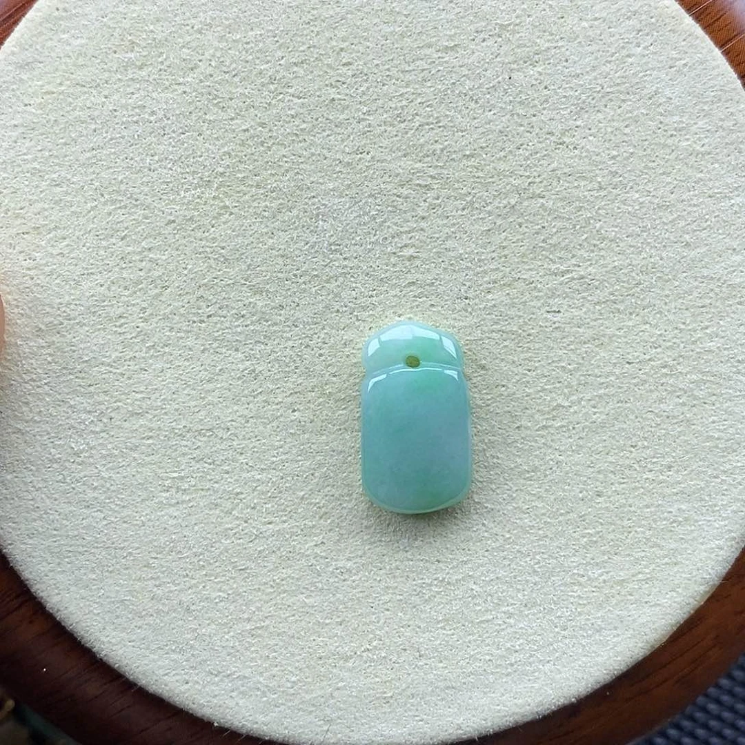 翡翠未镶嵌颈饰福袋