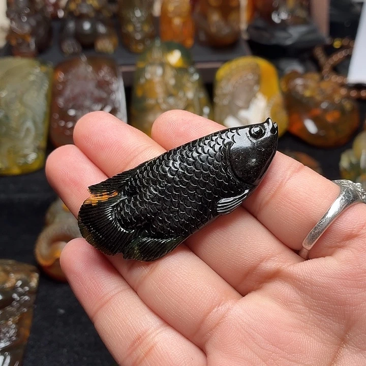 省***战琥珀未镶嵌颈饰55