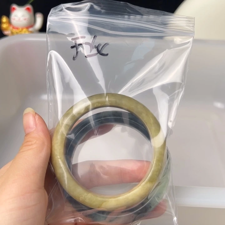 蛇纹石玉手镯未镶嵌于*