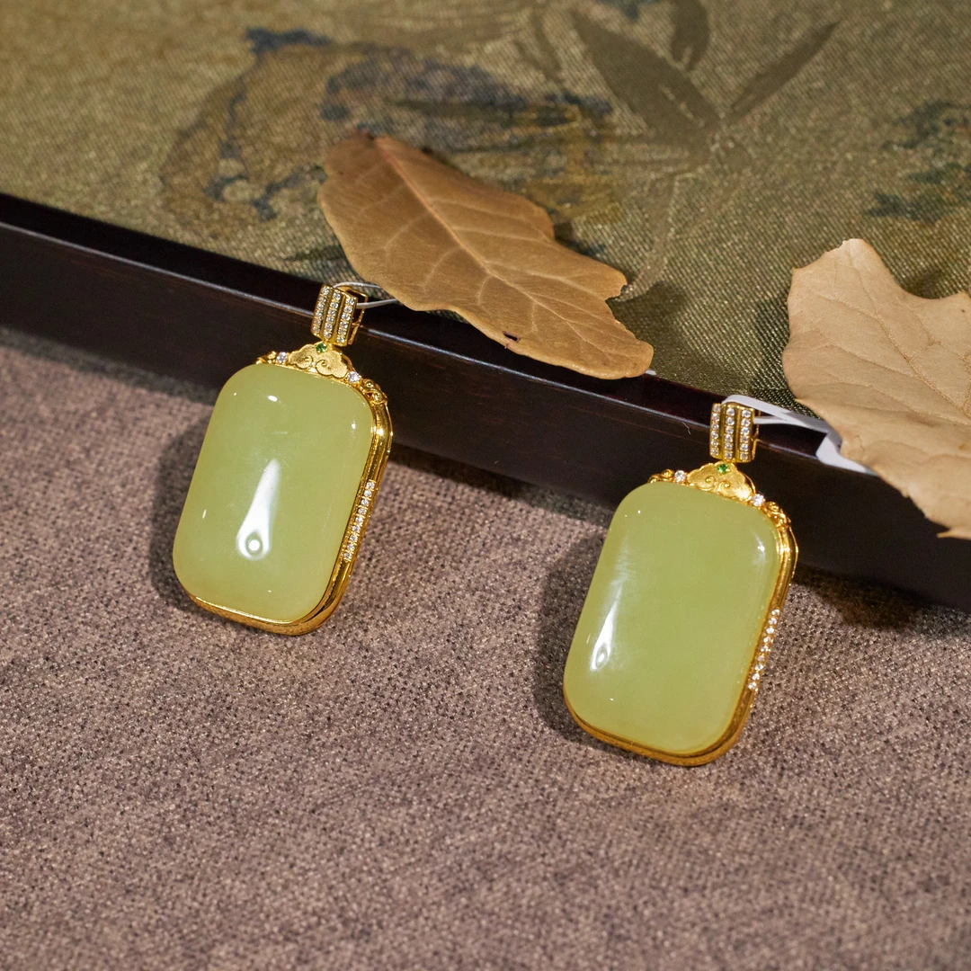 【九华山】黄口*和田玉无事牌吊坠（多样性发其一）*18K镶嵌W9322