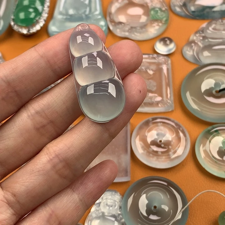 翡翠未镶嵌颈饰…..