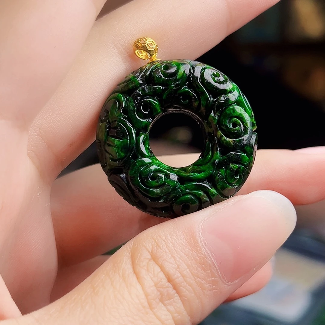 颈饰18K金镶嵌翡翠多样性