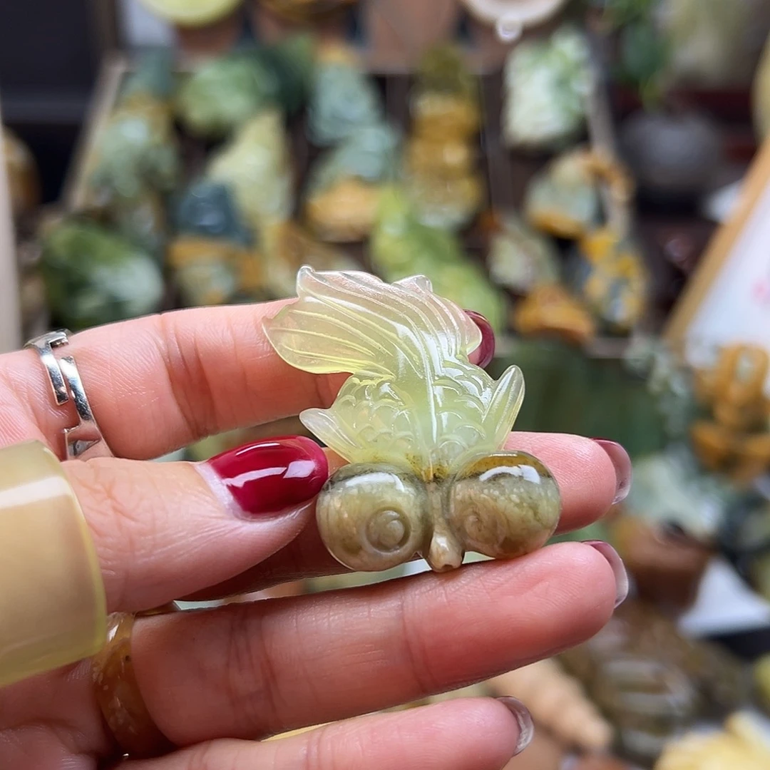 岫玉未镶嵌颈饰花玉俏色金鱼