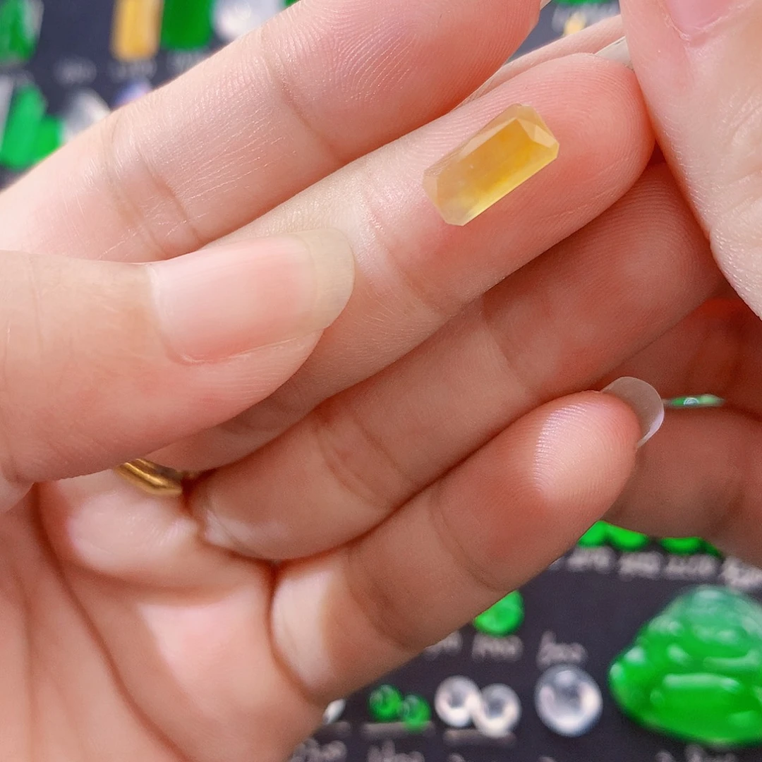 翡翠未镶嵌颈饰黄切割马鞍