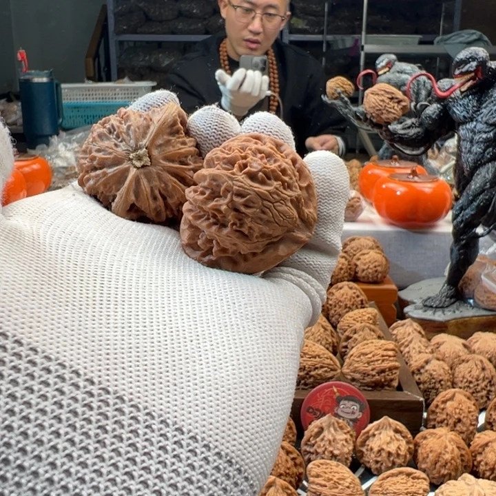 天***族文玩核桃吊坠宫灯
