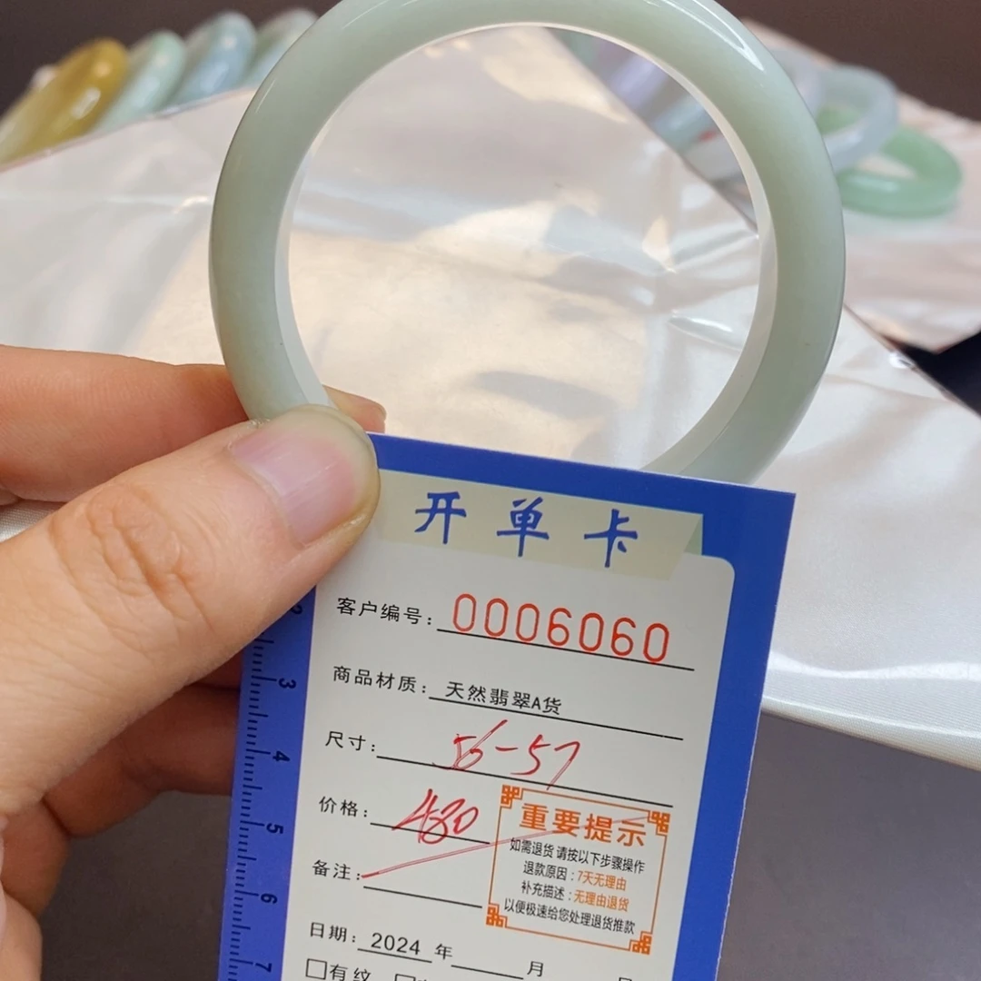 翡翠手镯未镶嵌翡翠