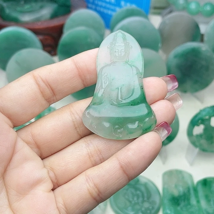 颈饰未镶嵌石英质玉