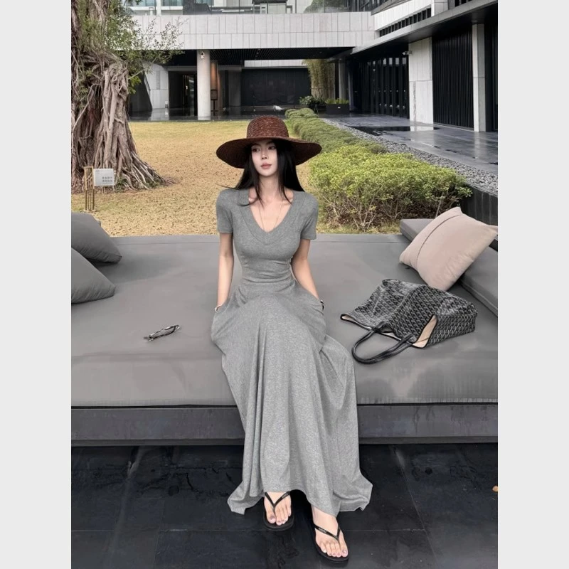 灰色v领短袖T恤连衣裙女夏2025新款收腰修身显瘦气质大摆A字长裙
