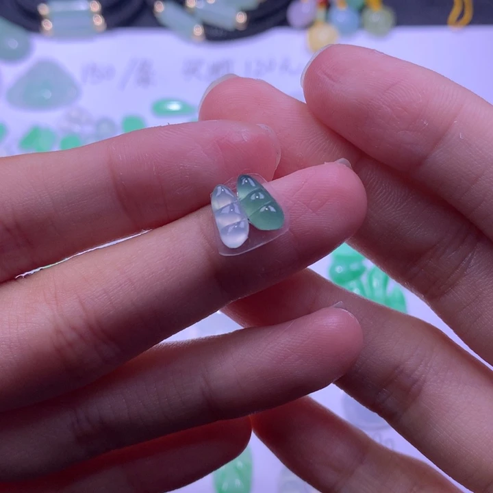 翡翠未镶嵌颈饰豆子