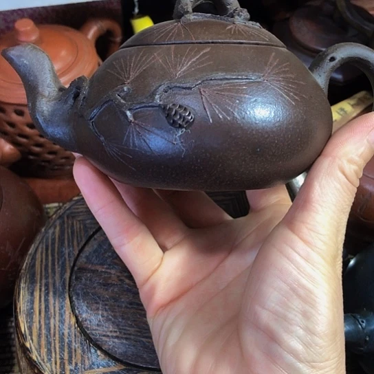 茶壶紫砂原矿泥料手工制作的一把紫砂壶。