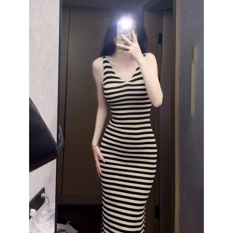 条纹撞色领吊带连衣裙女夏季新款设计感小众开叉包臀长裙显瘦气质
